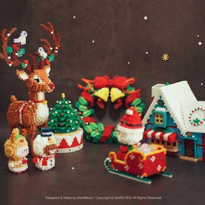 Puede incluir: Una escena navideña con figuras de pixel art. La imagen incluye un reno, un muñeco de nieve, Papá Noel en un trineo, un árbol de Navidad, una corona y una casa, todos hechos de bloques de colores. El fondo es marrón oscuro con acentos de estrellas blancas.