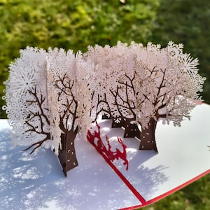 NEUE Schlittenfahrt, die durch den Schnee stürmt - Frohe Weihnachten Pop Up 3D Grußkarte, Weihnachtsmann und Rentier im Schnee, Winterwald Weihnachtskarte