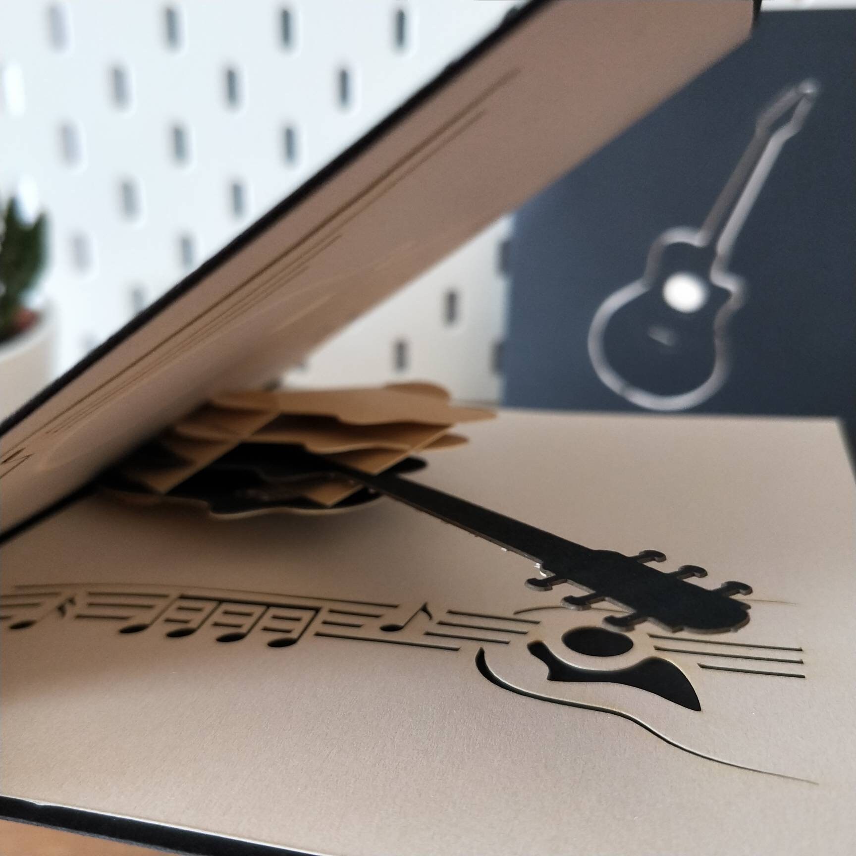 Charrista charra acustica suonare. Strumento musicale con mani di esecutori. | Foto Gratis