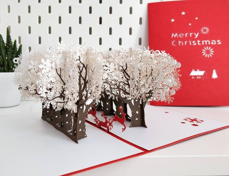 Balade en traîneau dans la neige Carte de voeux 3D joyeux Noël, Père Noël et rennes dans la neige, carte de Noël Forêt d'hiver image 1
