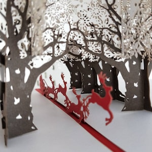 Balade en traîneau dans la neige Carte de voeux 3D joyeux Noël, Père Noël et rennes dans la neige, carte de Noël Forêt d'hiver image 2