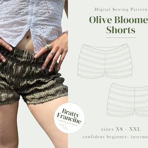 Puede incluir: Patrón de costura digital para pantalones cortos Olive Bloomer, tallas XS a XXL. El patrón es para una costurera principiante a intermedia. La imagen muestra a una modelo usando los pantalones cortos y dos dibujos de línea de los pantalones cortos.