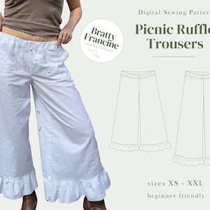 Może przedstawiać: Białe spodnie Picnic Ruffle z haftowanymi detalami i falbanką. Na zdjęciu znajduje się również cyfrowy wzór szycia z napisem "Picnic Ruffle Trousers" oraz "rozmiary XS - XXL". Wzór jest przyjazny dla początkujących.