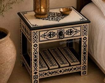 Mesa de cabeceira marroquina pintada à mão, em tons de marfim e creme com estampa floral em vermelho e marrom, feita à mão com gaveta e prateleira, peça única, MOHANDIC