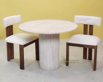 Esszimmerstuhl aus Nussbaum – Set aus geschwungenen Stühlen aus Nussbaum mit weißem Bouclé-Stoff – Mid-Century Modern Design – Massivholzstuhl