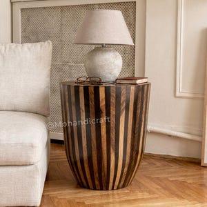 Mesita auxiliar de madera de nogal, mesa auxiliar redonda hecha a mano con forma de tambor, mesa de salón con diseño de rayos de sol y rayas oscuras, pieza decorativa cálida para salones.