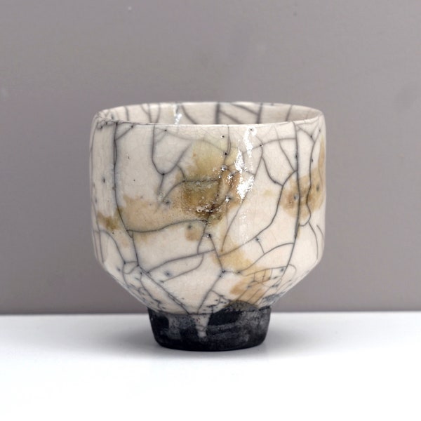 Chawan 44 Teeschale, handgefertigte Raku-Schale, Keramik, weiß- und goldfarbene Schale.