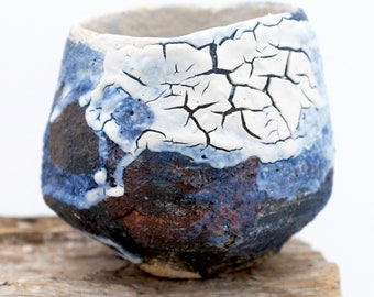 Chawan 16 tea bowl, hand-carved stoneware bowl (kurinuki technique), ceramic, Shino enamel bowl, glacier blue and white colors.