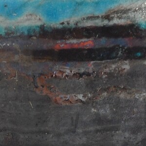 Puede incluir: Pintura abstracta con capas de pintura azul oscuro, negro, marr&oacute;n y naranja. La pintura parece ser texturizada y en capas, creando una sensaci&oacute;n de profundidad.