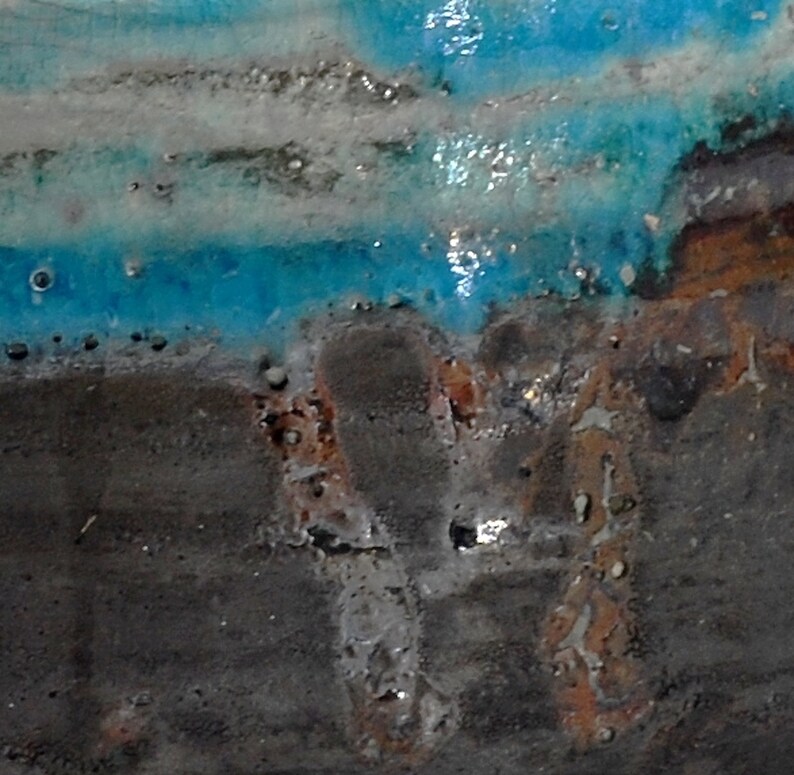 Puede incluir: Primer plano de una superficie de cer&aacute;mica con un esmalte azul y blanco. La superficie tiene una textura rugosa y est&aacute; cubierta de peque&ntilde;as manchas marrones.