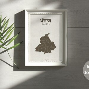 K&ouml;nnte beinhalten: Ein wei&szlig;er gerahmter Druck mit einer braunen Umrisskarte von Punjab, Indien. Der Druck enth&auml;lt das Wort "Punjab" in Punjabi und Englisch.
