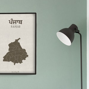 K&ouml;nnte beinhalten: Ein gerahmter Druck einer Karte von Punjab, Indien, mit den Worten "Punjab" in Englisch und Punjabi-Schrift. Die Karte ist braun und der Hintergrund ist wei&szlig;. Der Rahmen ist schwarz.