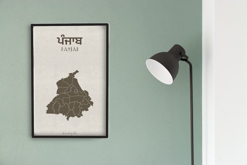 K&ouml;nnte beinhalten: Ein gerahmter Druck einer Karte von Punjab, Indien, mit den Worten "Punjab" in Englisch und Punjabi-Schrift. Die Karte ist braun und der Hintergrund ist wei&szlig;. Der Rahmen ist schwarz.