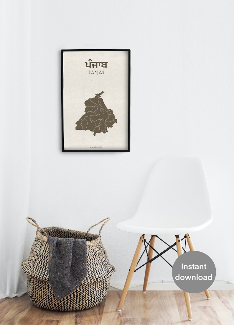 K&ouml;nnte beinhalten: Ein schwarzer gerahmter Druck einer Karte von Punjab, Indien. Die Karte ist in Braun gehalten und zeigt die verschiedenen Bezirke des Bundesstaates. Der Titel des Drucks lautet "Punjab" in Englisch und Punjabi.
