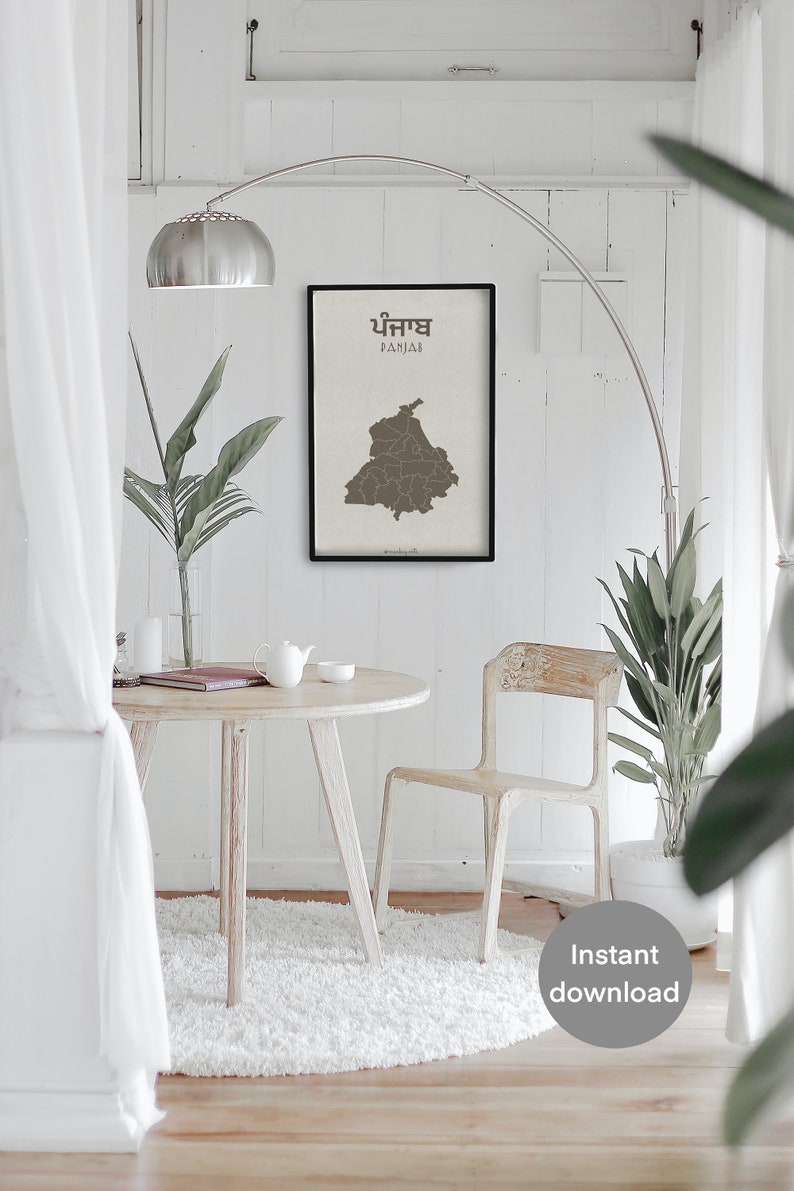 K&ouml;nnte beinhalten: Eine druckbare Karte von Punjab, Indien, mit dem Namen des Bundesstaates in Englisch und Punjabi. Die Karte ist auf beigefarbenem Hintergrund gedruckt und schwarz gerahmt. Die Karte wird an einer wei&szlig;en Wand in einem Raum mit einem wei&szlig;en Tisch und St&uuml;hlen, einer Topfpflanze und einer Stehlampe angezeigt.