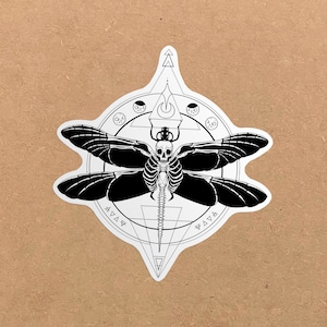 Dragonfly skelet schedel sticker - gotische tattoo stijl - duurzaam vinyl