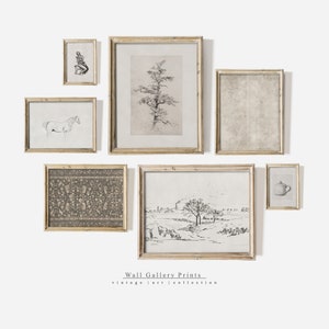 Op de afbeelding: Een galeriewand met vintage kunstprints in zwart-wit. De prints zijn ingelijst in natuurlijke houten frames en tonen verschillende onderwerpen, waaronder een paard, een boom, een theepot en een landschap.