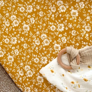 Sábanas de cuna hechas a mano / sábanas de cuna de tamaño personalizado / sábana de cuna con flores ocres / ropa de cama para niñas recién nacidas / funda de almohada con flores