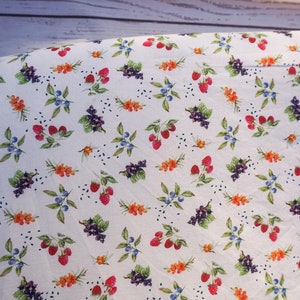 Sábanas de cuna hechas a mano / sábanas de cuna de tamaño personalizado / sábana de cuna de bayas / ropa de cama para niños recién nacidos / vivero de frutas / sábana de cuna unisex