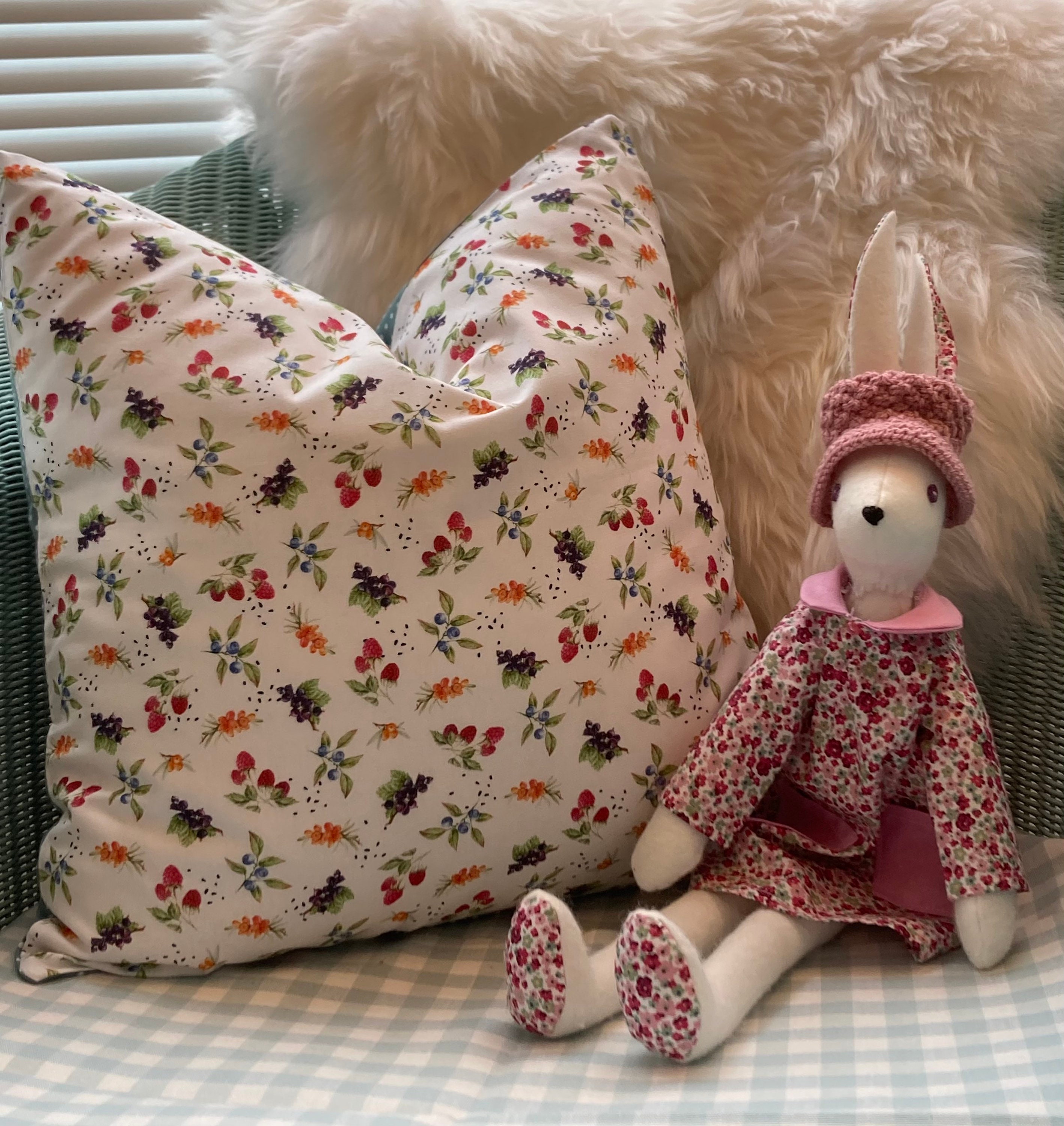 Berry coloured cushions discount