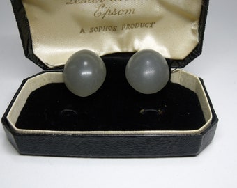 Boucles d’oreilles vintage Clip-On en forme ovale en plastique gris avec extrémités pointues