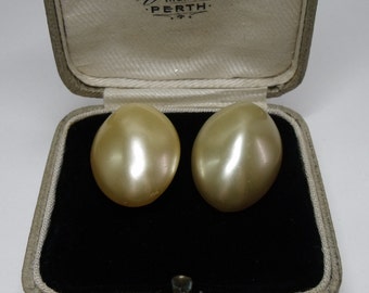 Boucles d’oreilles vintage Clip-On en ivoire nacré forme ovale pointue