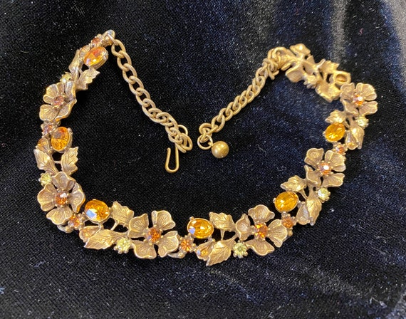 Vtg Lisner Antique Gold Tone Flower Necklace--Col… - image 4
