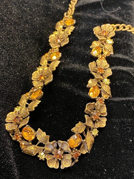 Vtg Lisner Antique Gold Tone Flower Necklace--Col… - image 2