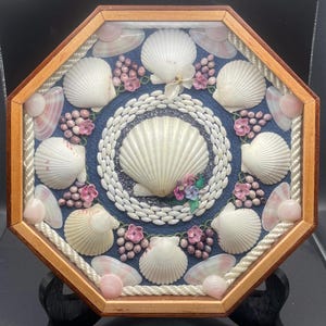 Sailor&#39;s Valentine 7 13/16&quot;D: &quot;Bee In Laurel of Shells&quot; 2011 New England (SV-019)