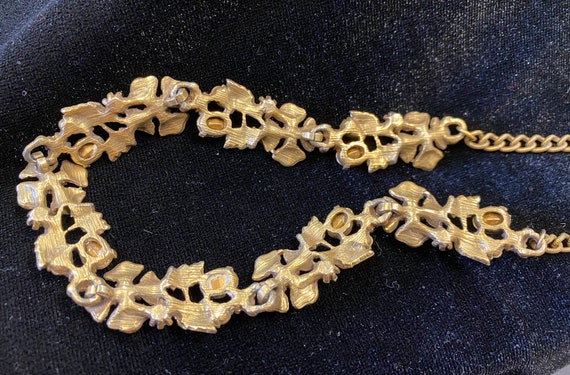 Vtg Lisner Antique Gold Tone Flower Necklace--Col… - image 3