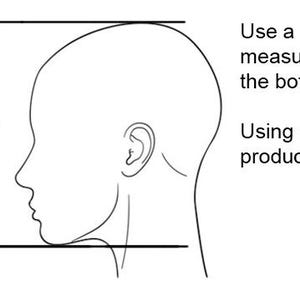 Puede incluir: Un dibujo de l&iacute;neas en blanco y negro que muestra una vista frontal y lateral de una cabeza humana. El texto indica: Top of the crown, Bottom of the chin, Use a straight and flat ruler to measure from the top of the crown to the bottom of the chin.