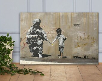 Banksy Boy carica la pistola del soldato con fiore - Street Graffiti Art Stretched Canvas - Multiple Sizes