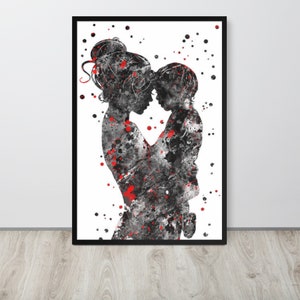 以下が含まれることがあります： 母親と子供が抱き合っている白黒の水彩画。絵は赤いアクセントのある飛び散りスタイルで描かれている。
