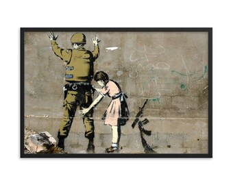 Banksy Little Girl Searching Soldier - Poster incorniciato di street graffiti art - Opzioni di dimensioni multiple