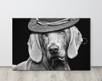 Cane in bianco e nero in un cappello che fuma una sigaretta - Fotografia di animali domestici Tela allungata - Opzioni di dimensioni multiple