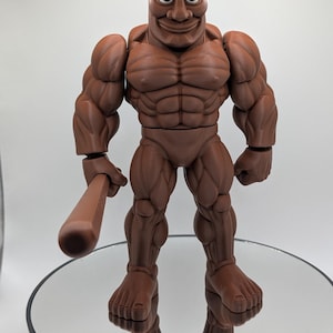 Puede incluir: Figura de acci&oacute;n marr&oacute;n y musculosa con una cara sonriente y una cabeza cil&iacute;ndrica. La figura sostiene un bate marr&oacute;n y est&aacute; de pie sobre una superficie reflectante. La figura tiene una definici&oacute;n muscular detallada.