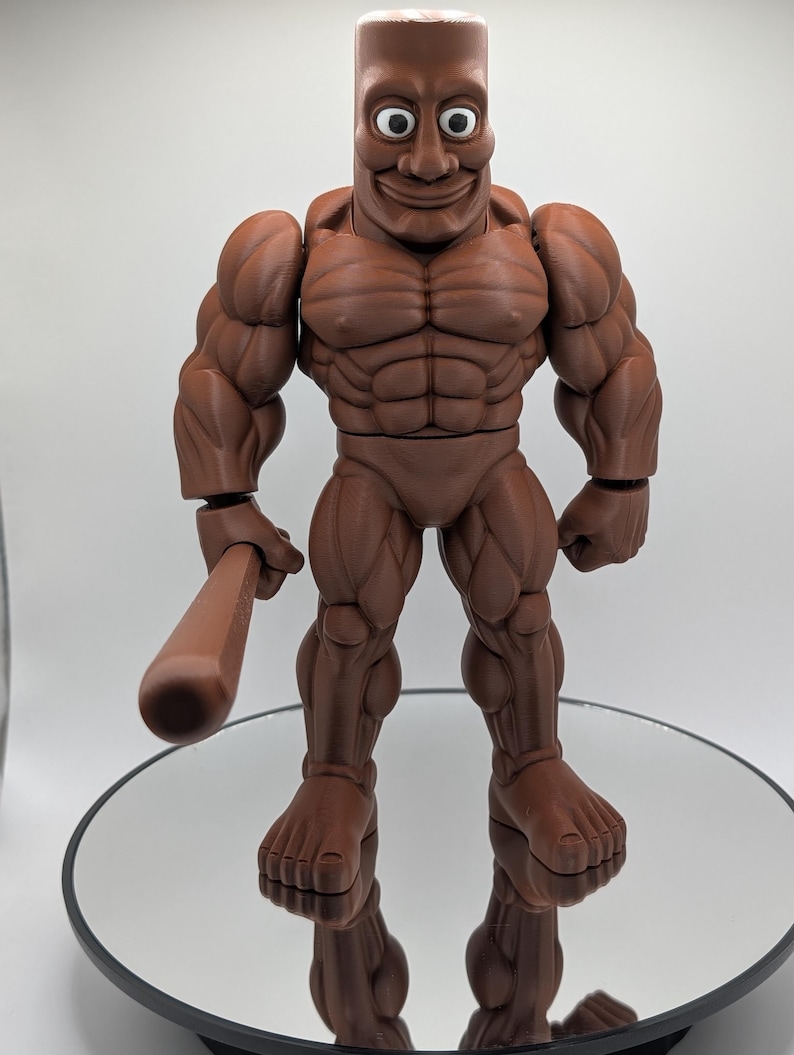 Puede incluir: Figura de acci&oacute;n marr&oacute;n y musculosa con una cara sonriente y una cabeza cil&iacute;ndrica. La figura sostiene un bate marr&oacute;n y est&aacute; de pie sobre una superficie reflectante. La figura tiene una definici&oacute;n muscular detallada.