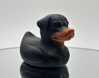Figurine canard rottweiler - Décoration imprimée en 3D pour tous les espaces, cadeau canard amusant pour bureau ou tableau de bord de voiture - Fabriquée aux États-Unis