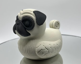 Figura de pato con perro carlino – Decoración de pato impresa en 3D para cualquier espacio, regalo divertido para el escritorio o el salpicadero del coche – Hecho en EE. UU.