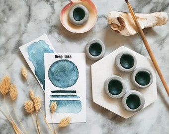 Deep Lake - acquerello fatto a mano - sottotono blu-verde/vasi di terracotta, mezza padella - piccola granulazione
