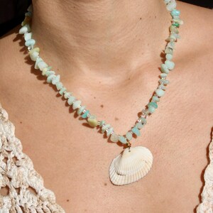 Conjunto de collar y pulsera Exuma: amazonita y concha marina / Piedra semipreciosa con infusión de Reiki / Joyería curativa de inspiración costera