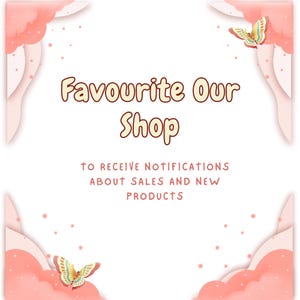 Puede incluir: Gr&aacute;fico rosa claro y blanco con el texto "Favourite Our Shop" y "Para recibir notificaciones sobre ventas y nuevos productos." Mariposas y formas de nubes decoran el marco.