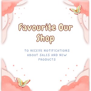 Może przedstawiać: Jasnor&oacute;żowa i biała grafika z tekstem "Favourite Our Shop" i "Aby otrzymywać powiadomienia o wyprzedażach i nowych produktach". Ozdobne motyle i kształty chmur otaczają tekst.
