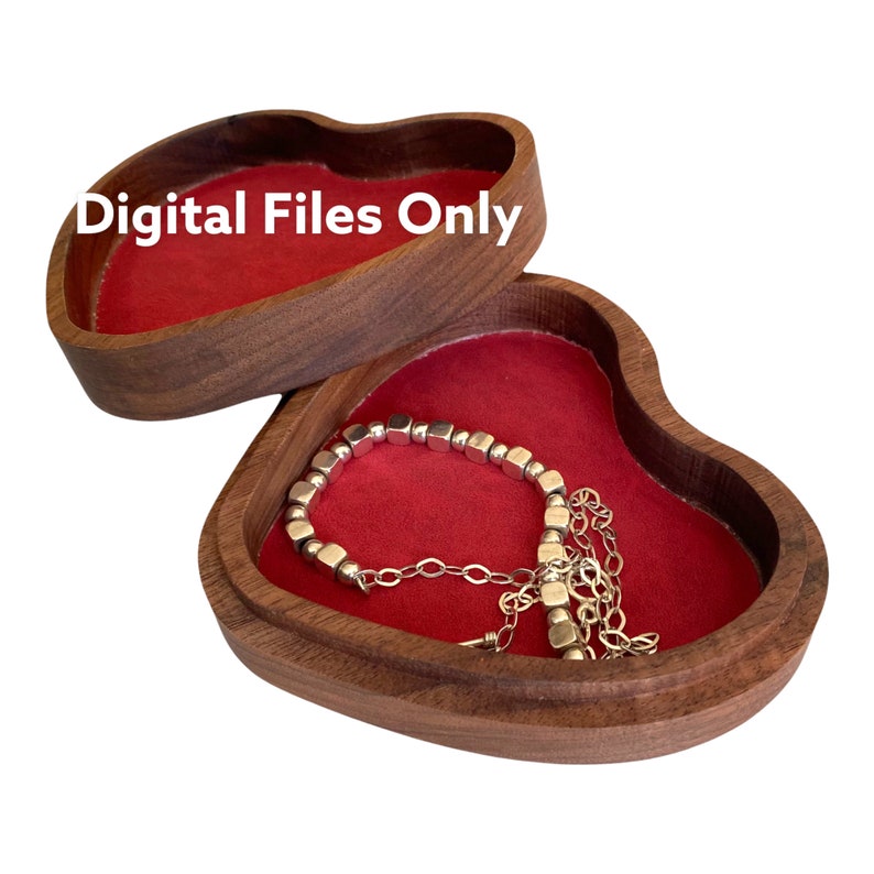 Puede incluir: Una caja de madera en forma de coraz&oacute;n con forro interior de terciopelo rojo y tapa separada. El texto "Digital Files Only" est&aacute; impreso en la tapa. Dentro de la base abierta hay una pulsera plateada con peque&ntilde;as cuentas met&aacute;licas c&uacute;bicas.