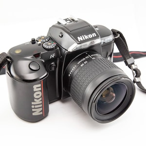 Nikon F-401x 35 mm film-reflexcamera + Nikon 28-80 mm autofocuszoomlens. Complete vintage camerakit