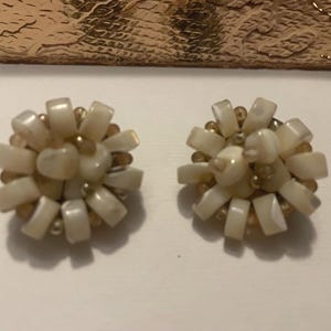 Vintage 1940s 1950s Cluster Beaded Clip On Earrings