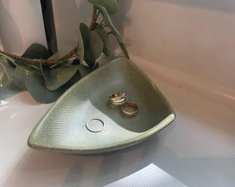 Vintage Green Speckled Pottery Dish: Retro Art Deco Tray, USA. Stoneware. MCM.