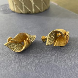 Vintage Signed Franco’s Leaf Swirl Gold Tone Clip Ons Earrings with rhinestone detail. 1960s