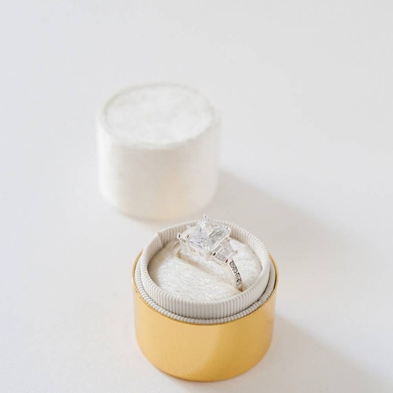 Round velvet ring box discount
