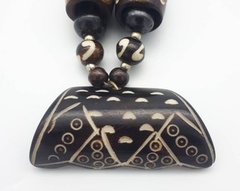 Collier en os de batik africain // collier en tissu de boue // os de bovin // collier sculpté à la main